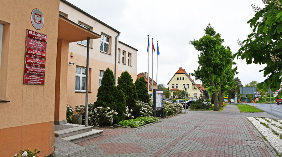 Zdjęcie budynku urzędu od strony głównej drogi, przy ulicy Gnieźnieńskiej 1