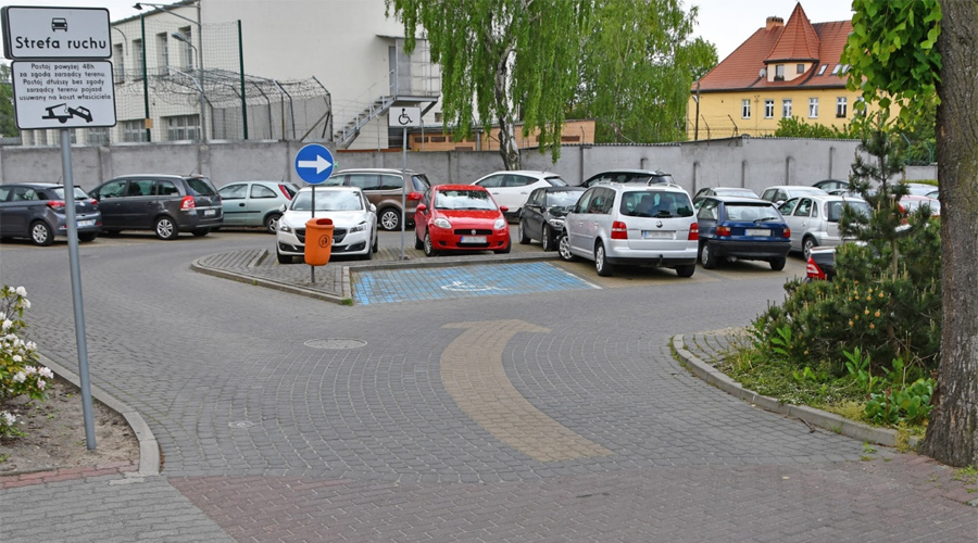 Parking, ze specjalnie wydzielonymi miejscami postojowymi